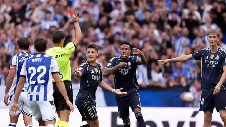 В Испании признали ошибку VAR при удалении Хёйсена в матче с «Сосьедадом»