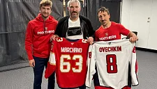 Овечкин обменялся свитером с Маршаном после матча НХЛ