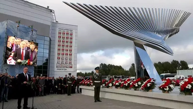 В КХЛ почтят память жертв катастрофы клуба «Локомотив»: минута молчания и траурные ленты.