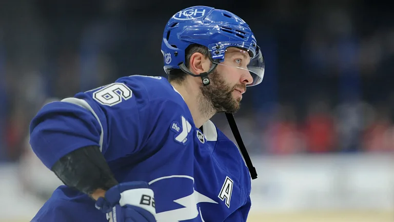 Кучеров приблизился к Маккиннону и Макдэвиду в гонке бомбардиров НХЛ