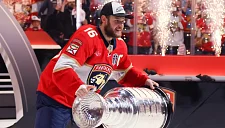 Александр Барков с Кубком Стэнли будит соседей среди ночи