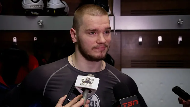 Российский форвард Подколзин подрался с канадцем Ковачевичем в матче НХЛ