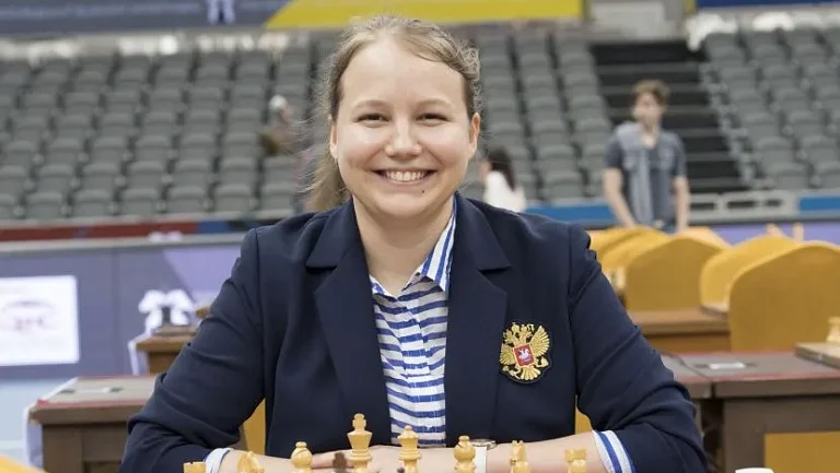 Дворкович оценил свитер Гуниной с русской матрёшкой на ЧМ по шахматам