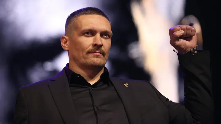 Абсолютный чемпион Александр Усик празднует 39-й день рождения