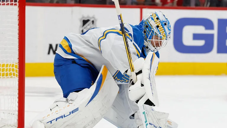 Вратарь «Сент-Луиса» спрятал в экипировке 900-ю шайбу Овечкина в НХЛ