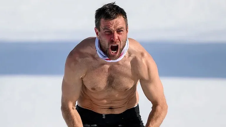 40-летний австрийский сноубордист Карл оголил торс, празднуя победу на ОИ-2026