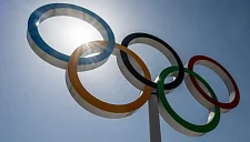 Первый хоккейный матч на Олимпиаде-2026 остановили из-за дыры во льду