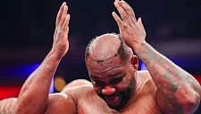 Мощный удар в голову сорвал парик с американского боксёра Миллера