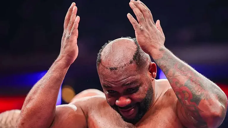 Мощный удар в голову сорвал парик с американского боксёра Миллера