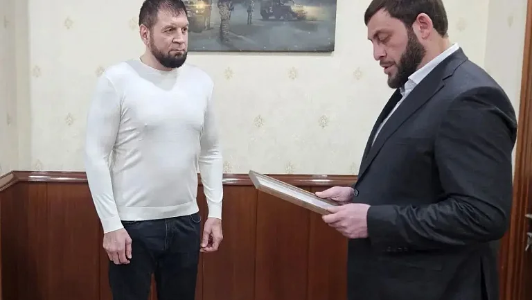 Емельяненко сняли во время получения награды от республики, где он лечился