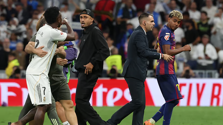 Испанские СМИ расшифровали, что Винисиус сказал Ямалю после «классико»