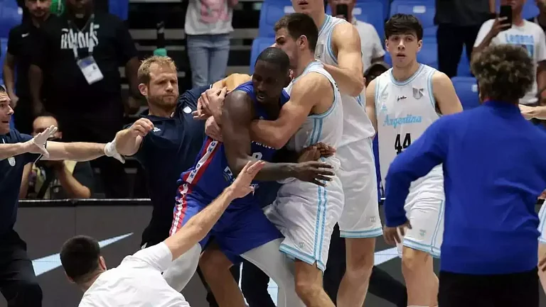 ФИБА дисквалифицировала семерых игроков за участие в массовой драке