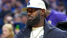 Леброн Джеймс остаётся в НБА и сыграет свой 23-й сезон за «Лейкерс»