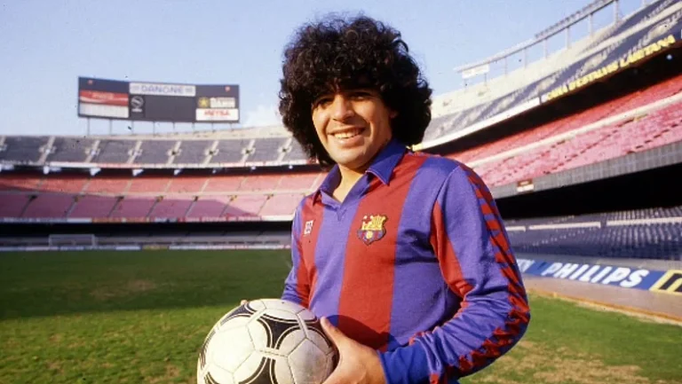 Порванная игровая футболка Марадоны продана за 152 тысячи евро