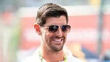 Куртуа выбрал футболку Бэйла в магазине в Бельгии