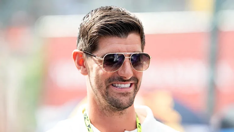 Куртуа выбрал футболку Бэйла в магазине в Бельгии