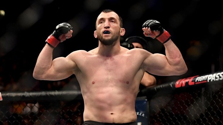 Муслим Салихов продлил контракт с UFC