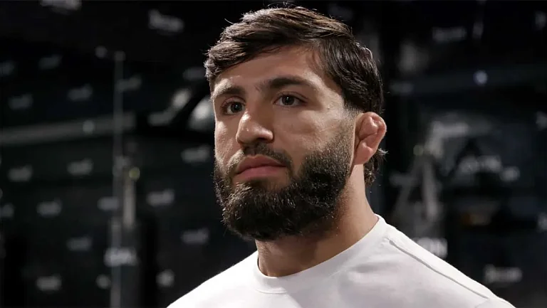 Боец UFC Арман Царукян назвал любимый хоккейный клуб в КХЛ