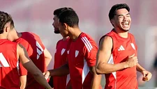 Матиас Альмейда проверяет состояние Суасо перед матчем с «Эльче»