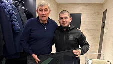 Хабиб Нурмагомедов получил именную футболку «Краснодара» от Галицкого