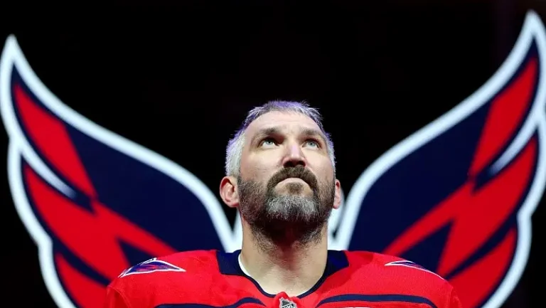 Овечкин уложил на лед двух игроков «Детройта»