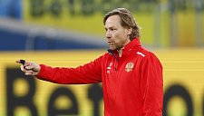 Болельщик вручил медаль Карпину после матча России и Перу