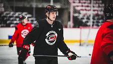 Александр Никишин забросил шайбу за «Каролину» в предсезонке