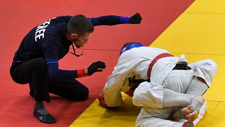 Участники чемпионата  по рукопашному бою в Сургуте устроили массовую драку