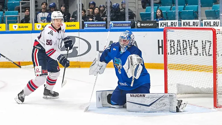 «Нефтехимик» разгромил «Барыс» в гостях: Белозёров оформил хет-трик
