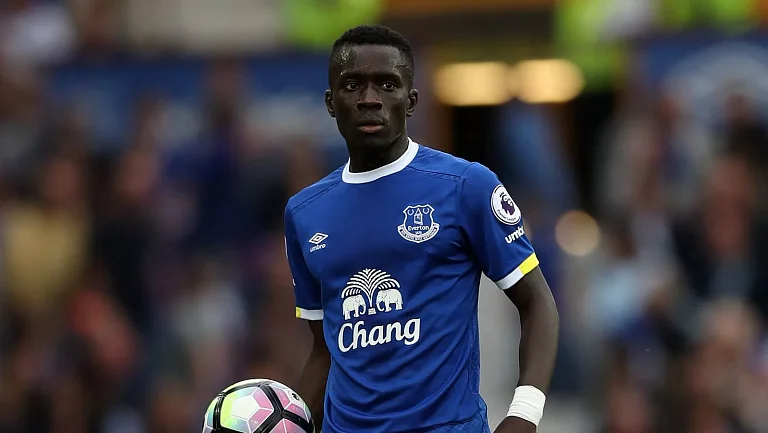 Защитник «Эвертона» получил красную карточку за драку с одноклубником