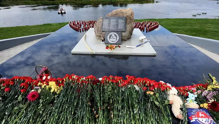 Хоккейный клуб «Трактор» почтил память погибших в авиакатастрофе «Локомотива»