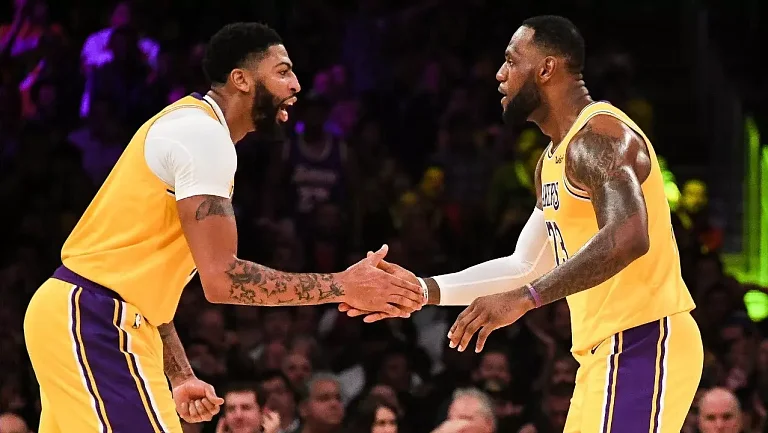 Джеймс и Дэвис одновременно опубликовали одинаковую цитату в соцсетях