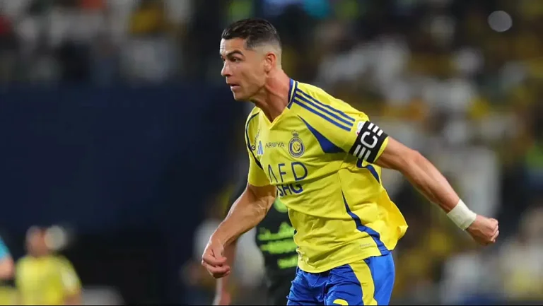 Несколько фанатов Криштиану Роналду пробрались в его номер 