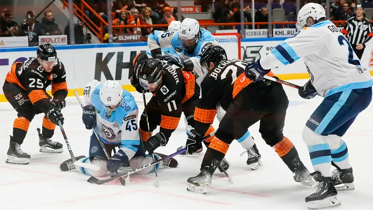 «Сибирь» против «Амура»: кто возьмет верх в напряженной битве КХЛ?