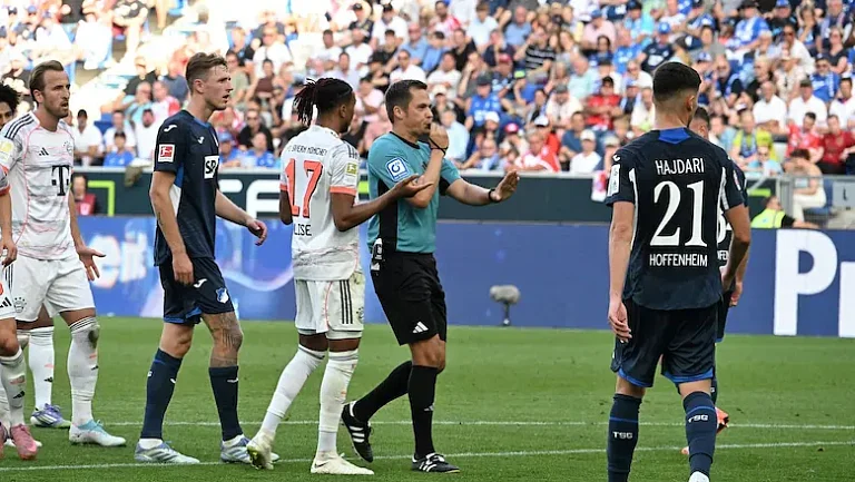 Хаманн возмутился решением судьи в матче «Баварии»