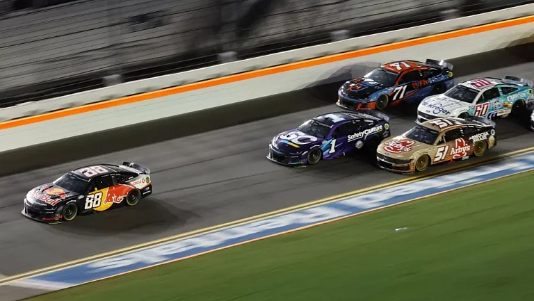 Ван Гисберген гарантирует звание «Новичок года» в Кубке NASCAR