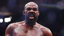 Джонс обвинил Аспиналла в симуляции после тычка в глаз на UFC 321