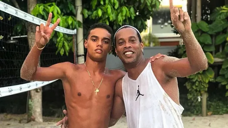 Сын Роналдиньо Жоао Мендес не хочет, чтобы его сравнивали с отцом