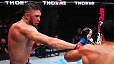 Джонни Уокер объяснил свой ранний тейкдаун в бою с Чжаном Миньяном