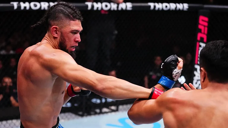 Джонни Уокер объяснил свой ранний тейкдаун в бою с Чжаном Миньяном