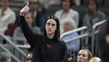 Травмированная Кейтлин Кларк играет в футбол, фанаты обеспокоены