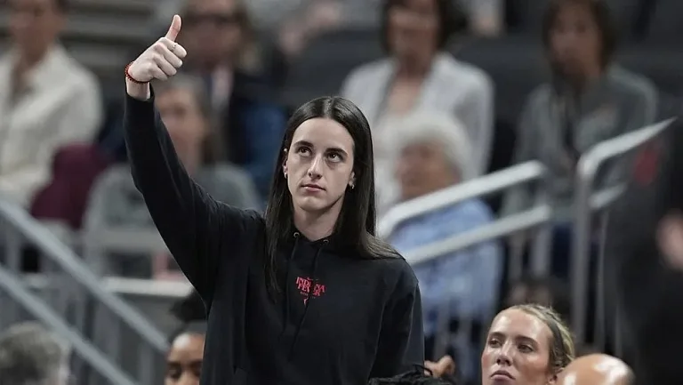 Травмированная Кейтлин Кларк играет в футбол, фанаты обеспокоены