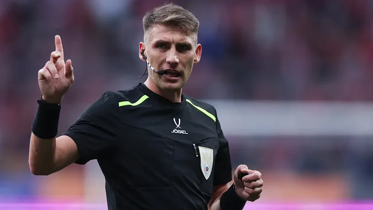 Названы имена российских арбитров, утверждённых ФИФА на международные матчи