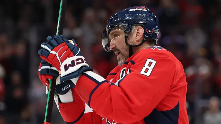 Александр Овечкин поддержал девочку, которая борется с раком