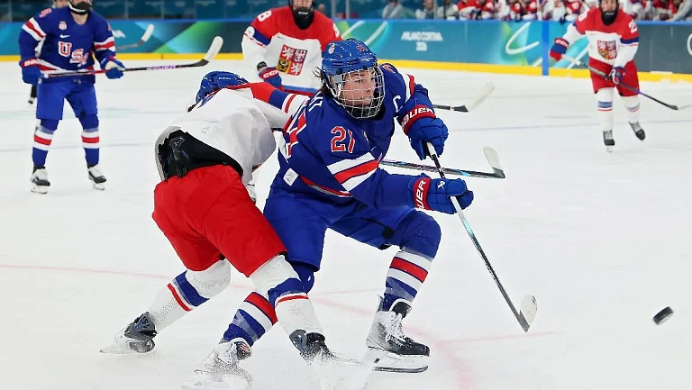 Флаг России сняли на трибунах во время хоккейного матча на Олимпиаде-2026