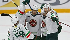 В КХЛ прошел яркий игровой день: драка, свист и 13 шайб за матч