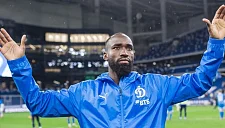 Девушка Нгамалё выразила недовольство действиями Карпина в «Динамо»