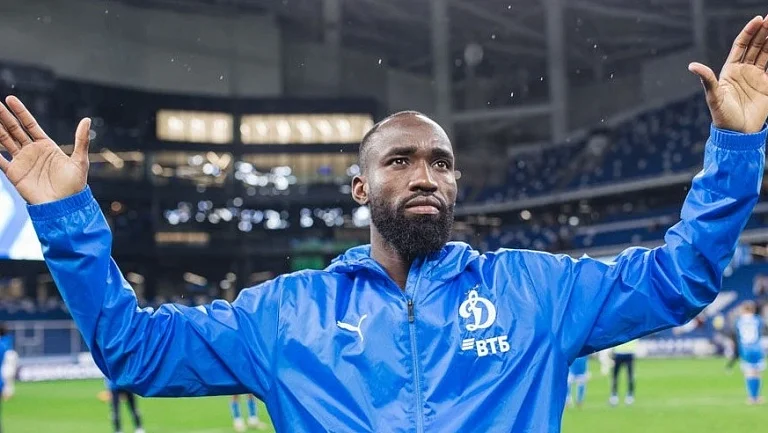 Девушка Нгамалё выразила недовольство действиями Карпина в «Динамо»