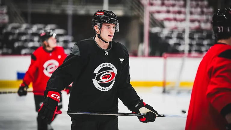 Никишин подрался с американцем Маклином в матче «Каролины» и «Айлендерс»