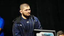 Экс‑чемпион UFC поделился свежими фото с прогулки по Москве